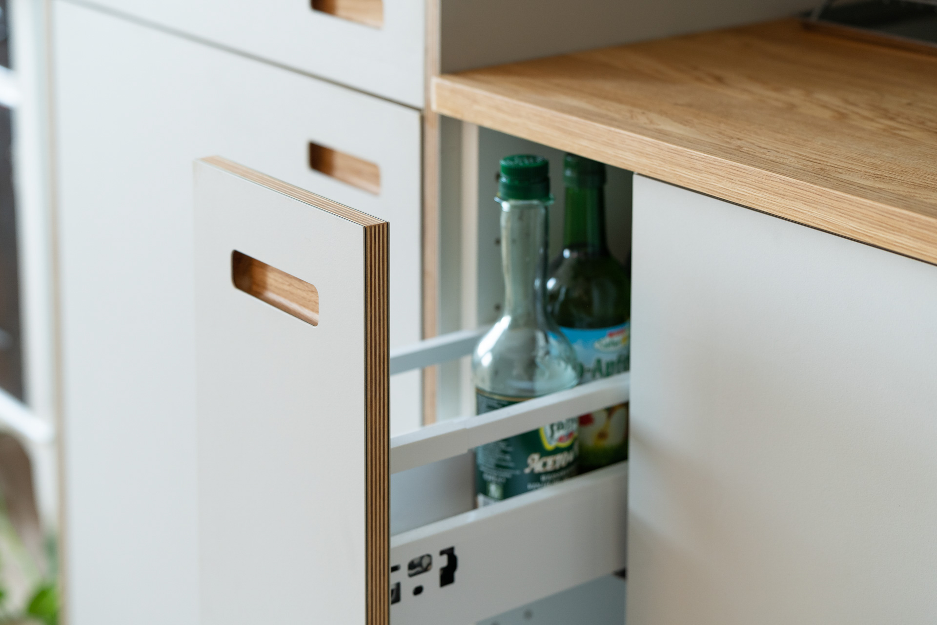 Interior Design - weiße Küche - Schublade für Gewürze