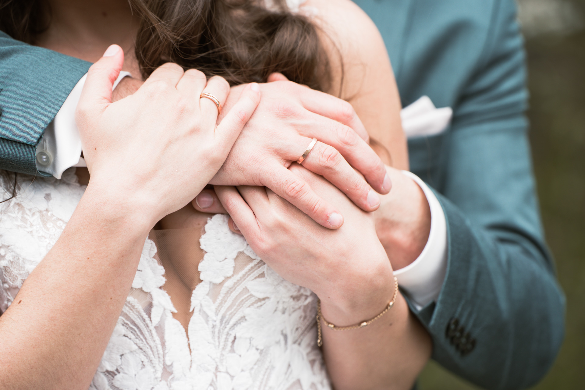 Hochzeitsfotoshooting Nahaufnahme der Hände mit Eheringen