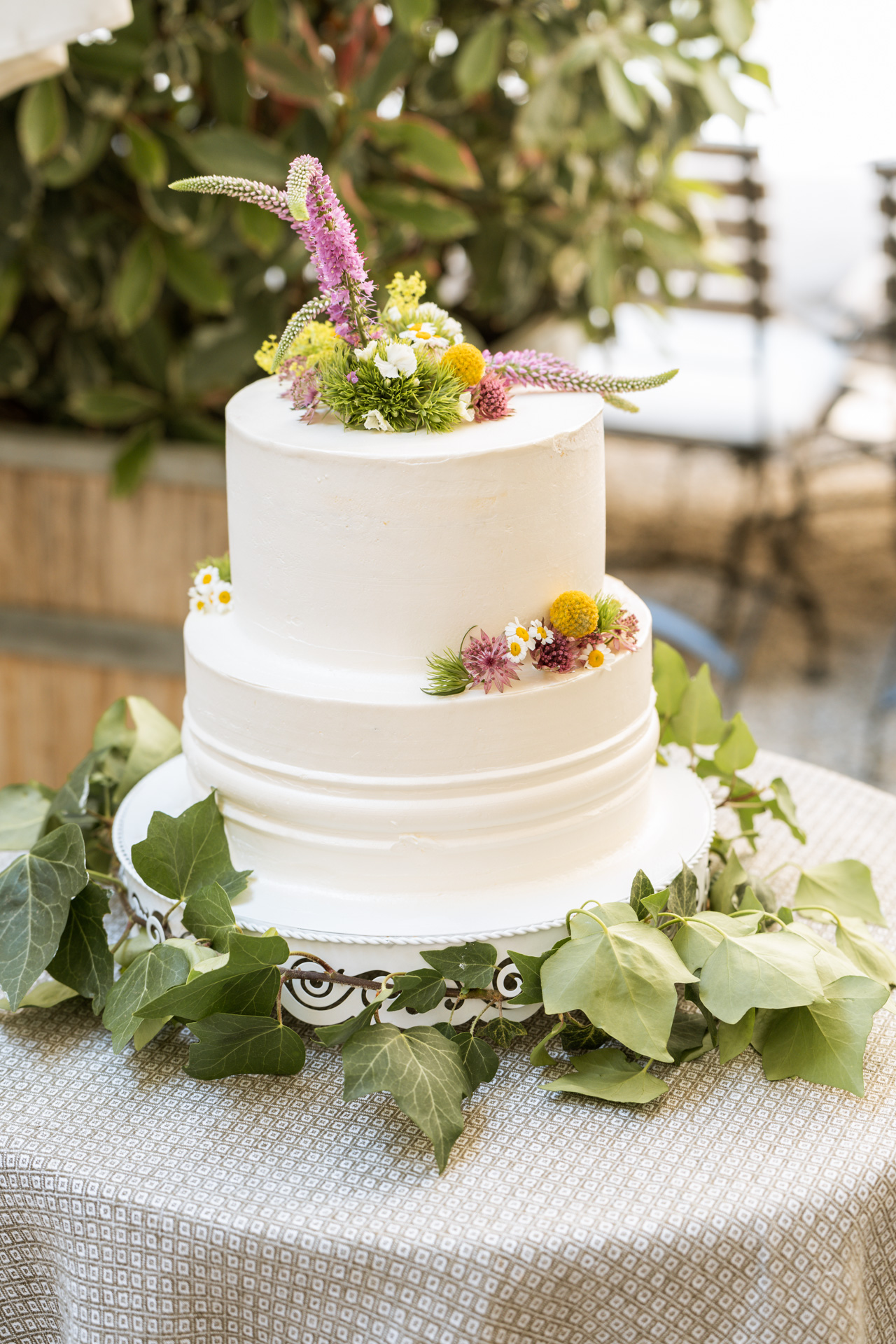 Hochzeitstorte auf Tisch präsentiert