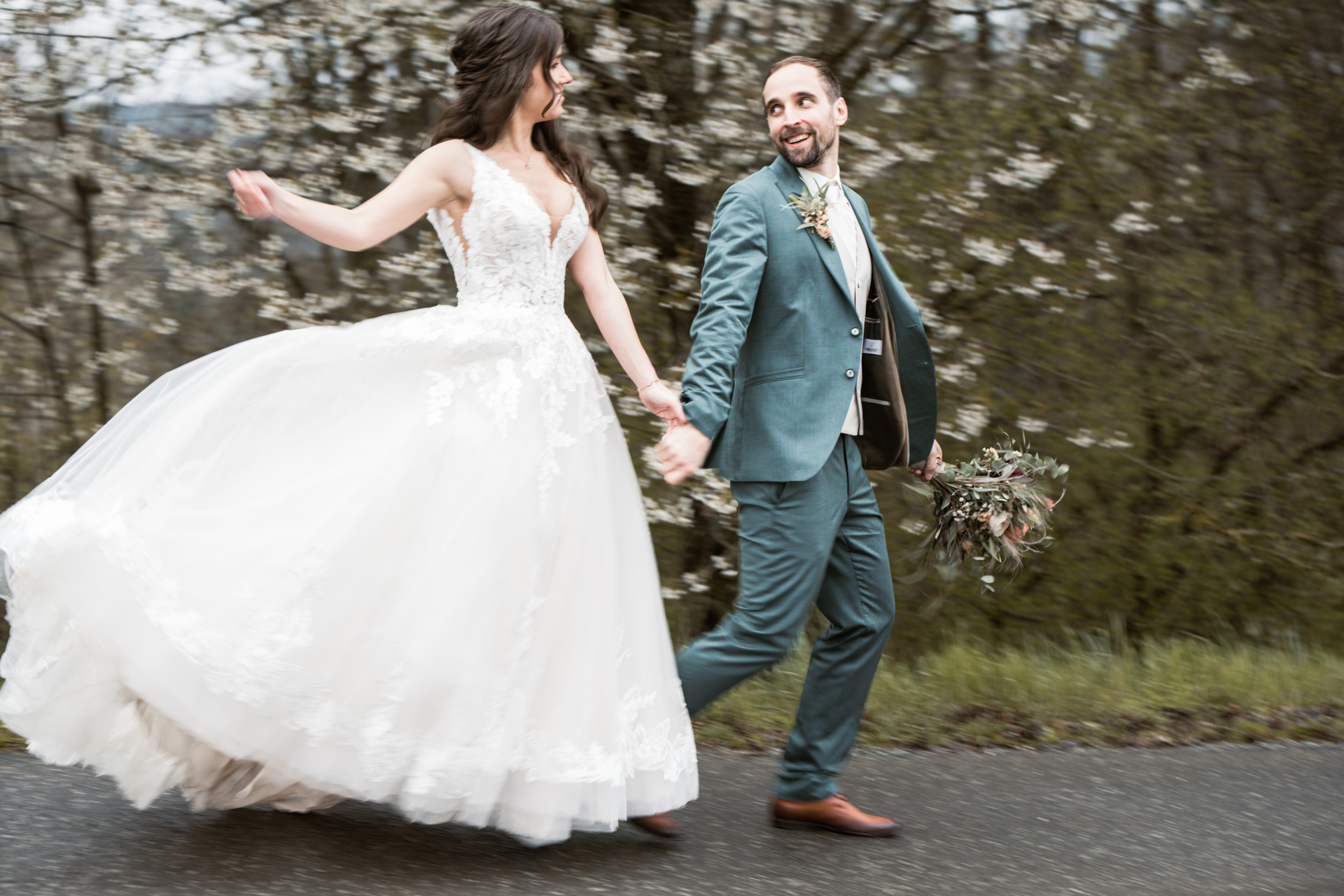 Hochzeitsfoto im Freiem glückliches Paar