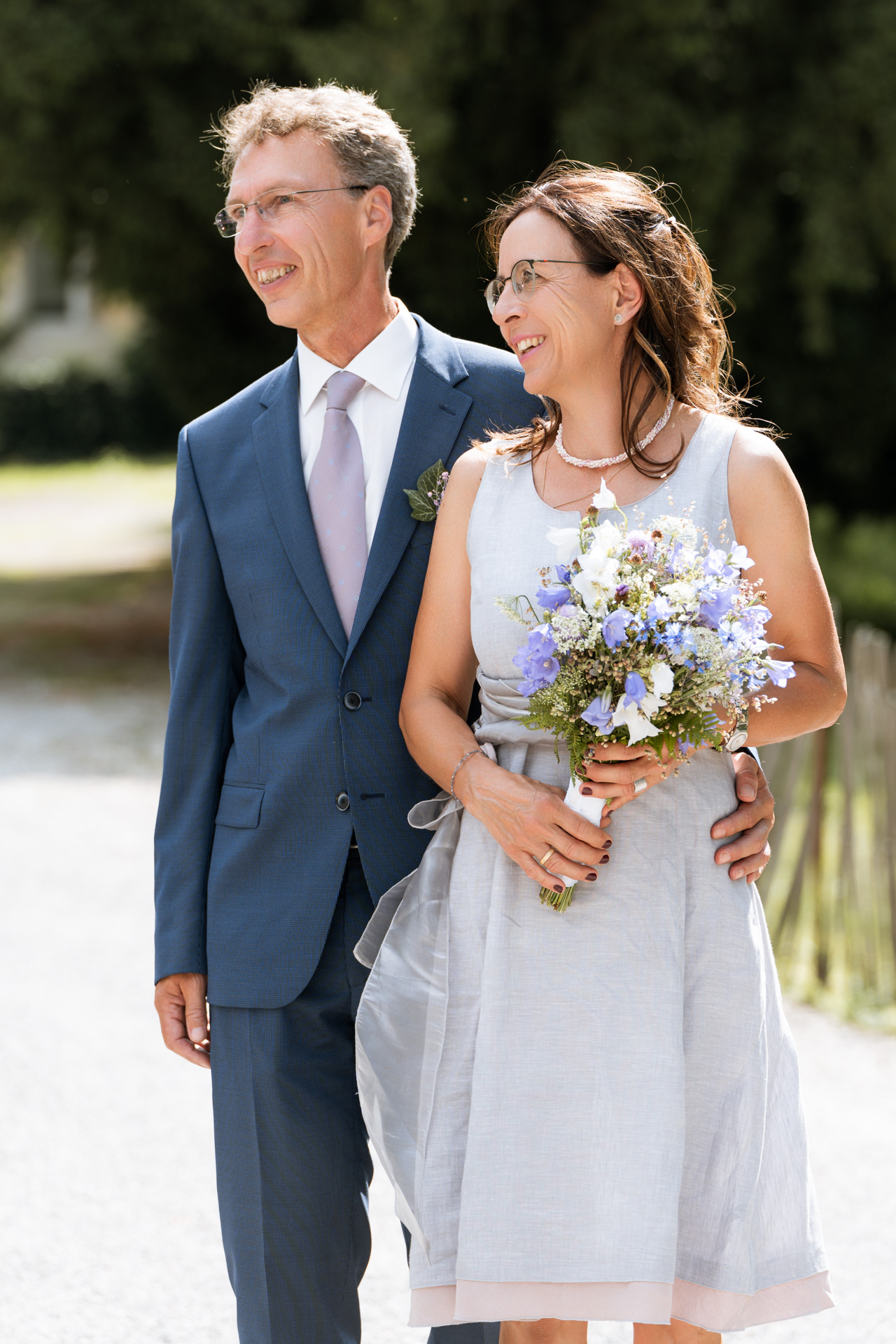 Hochzeitsportrait des Brautpaares mit Brautstrauß