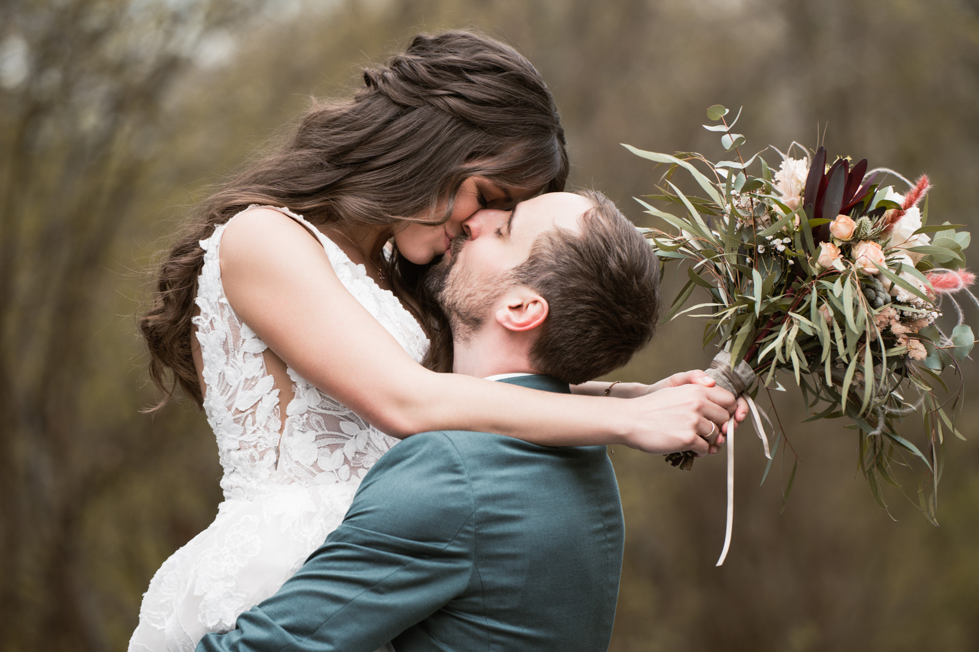 Hochzeitsfoto im Freiem Brautpaar Kuss