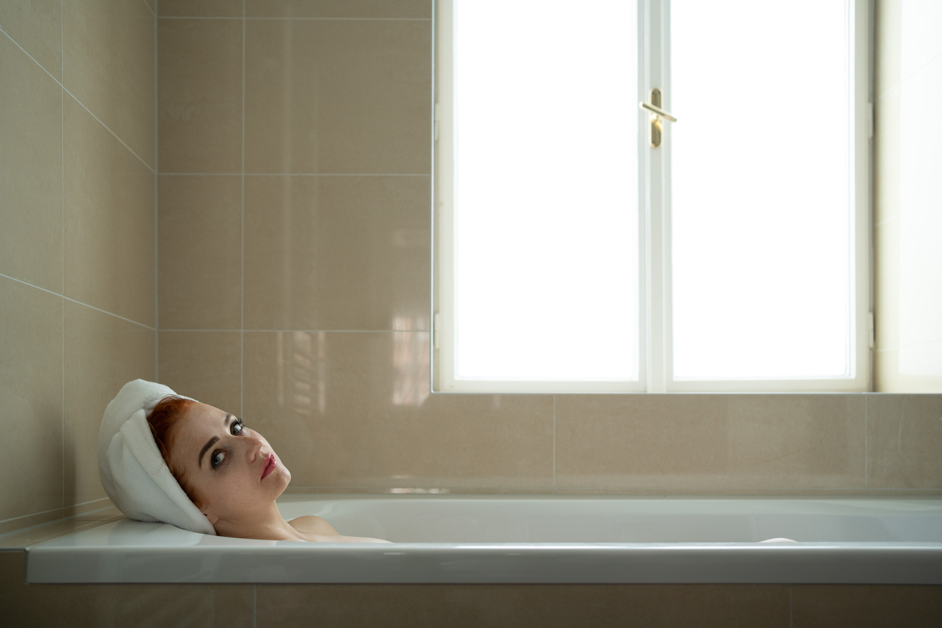 Portrait einer Frau in der Badewanne