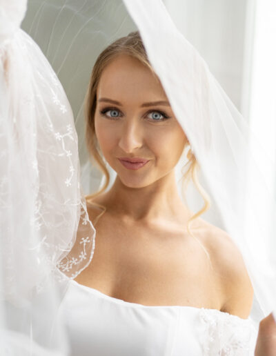 Braut schaut intensiv unter dem Schleier