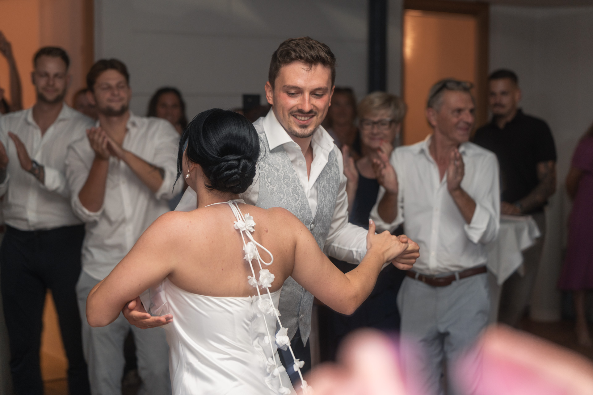 Hochzeitsfoto, Brautpaar tanzt zusammen