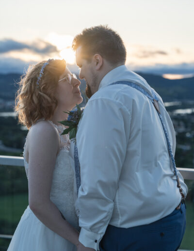 Brautpaar schaut sich an, hinter ihnen der Sonnenuntergang. Wien