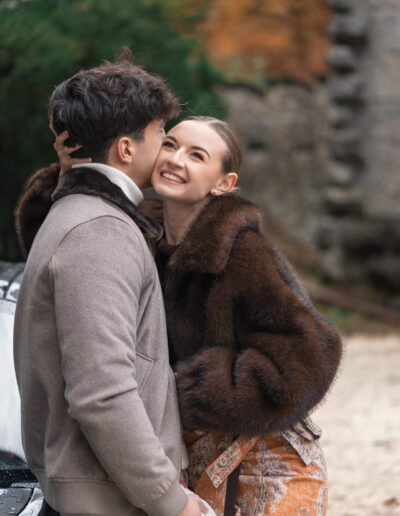 verliebtes Paar umarmt sich und lächelt, ort: schloss leopoldstein