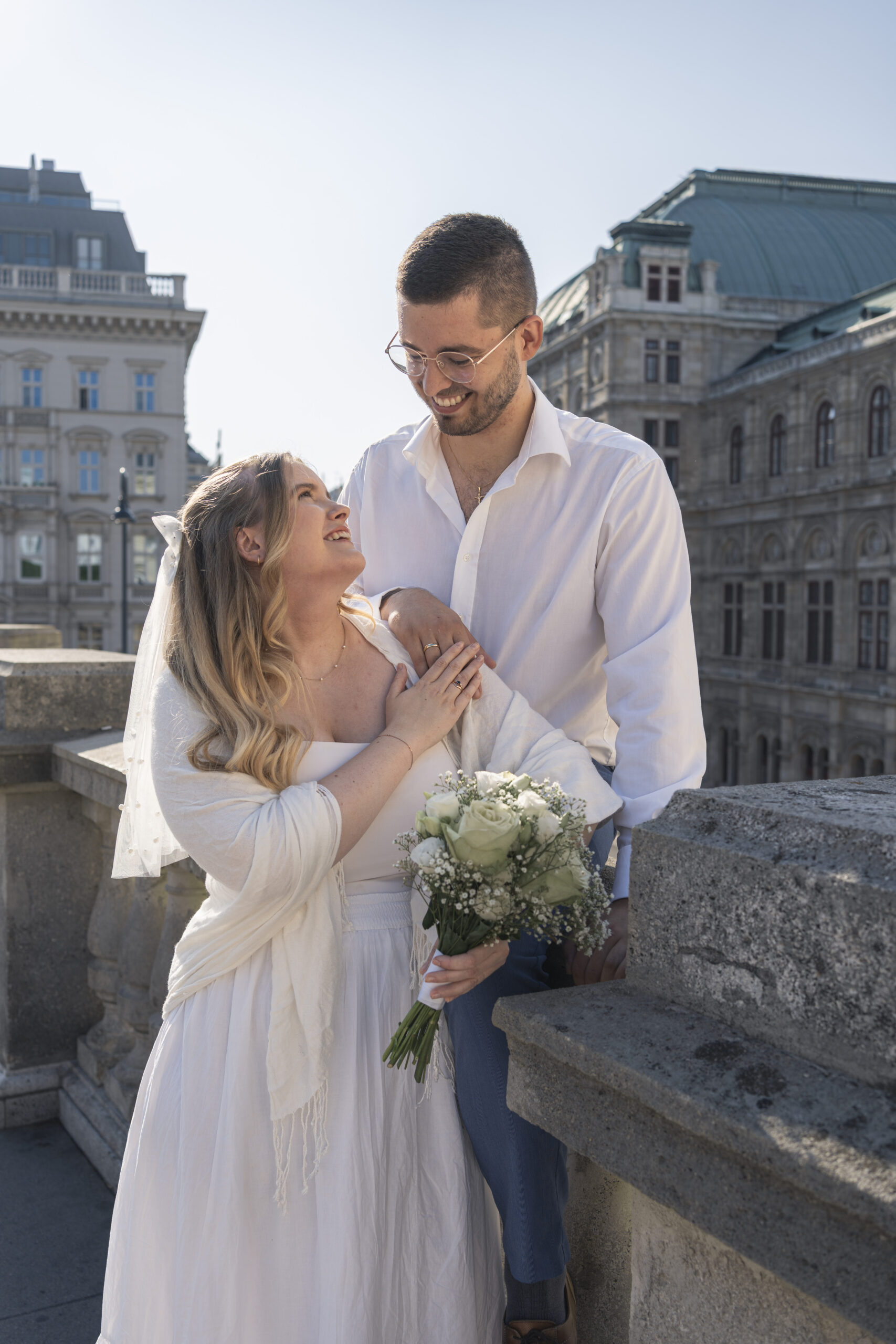 brautpaar in wien vor der Staatsoper