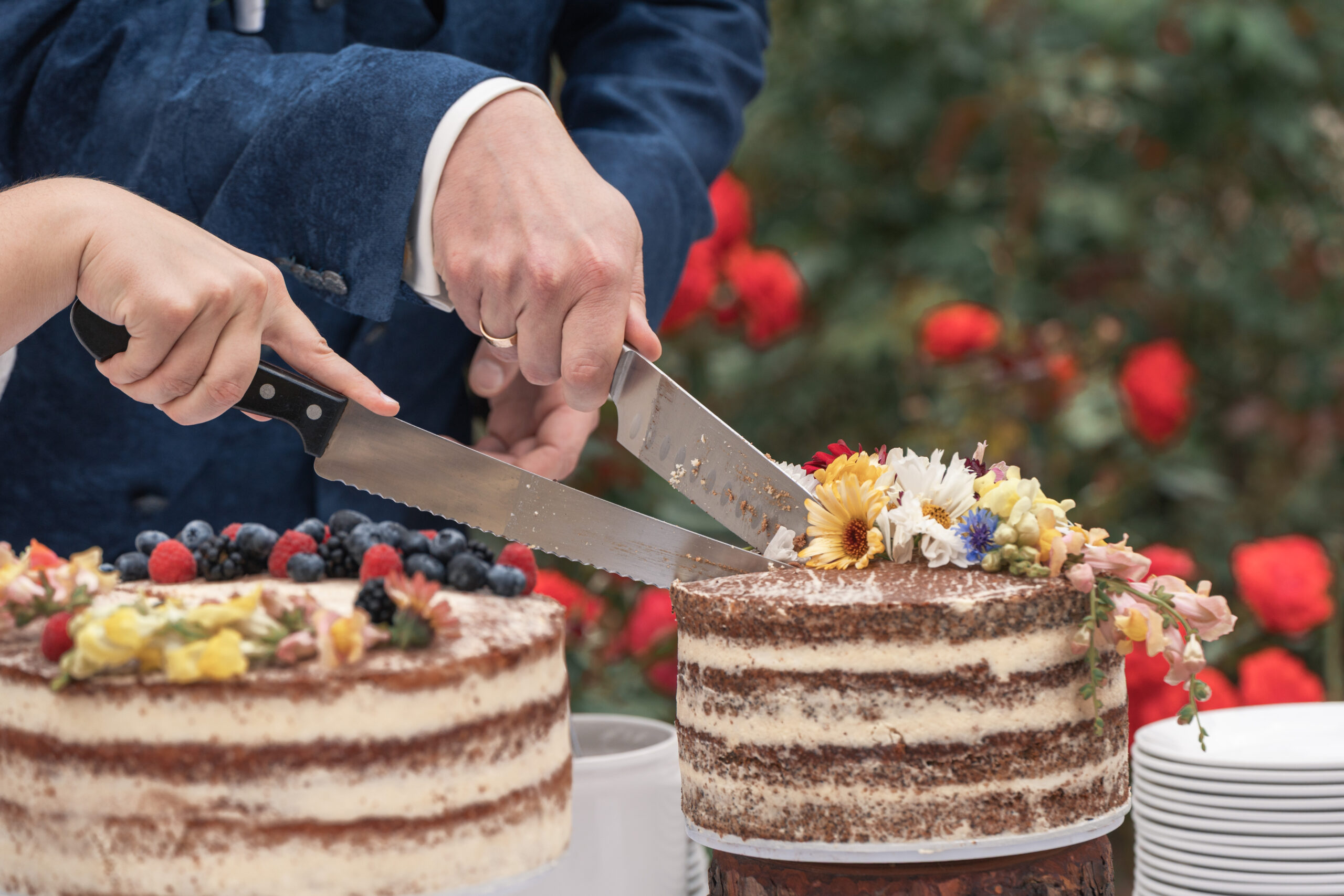 Hochzeitsfoto, Braut steht vor Bräuigam, er hält sie im Arm, sie schauen sich verliebt an