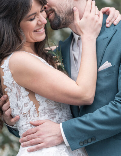 Hochzeitsfoto, Paar schaut sich verliebt and, Ihre Hand ist auf seinem Hals, Seine an ihrer Taile