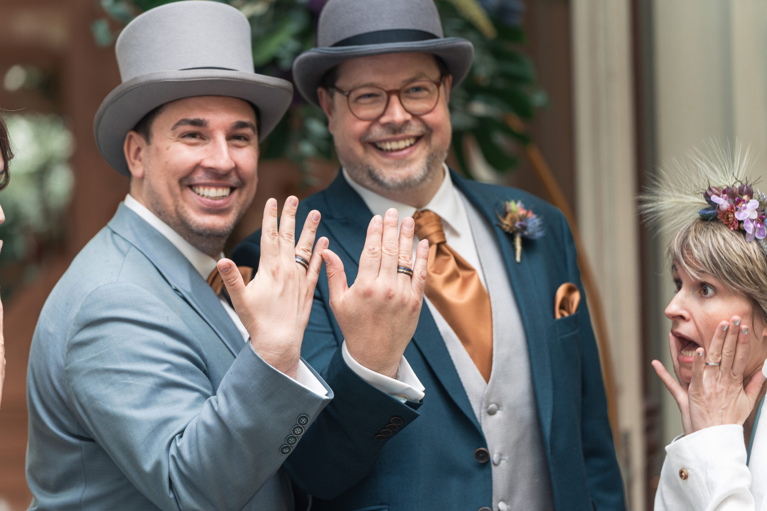 Hochzeitsfoto, Bräutigamme zeigen ihre Ringe her