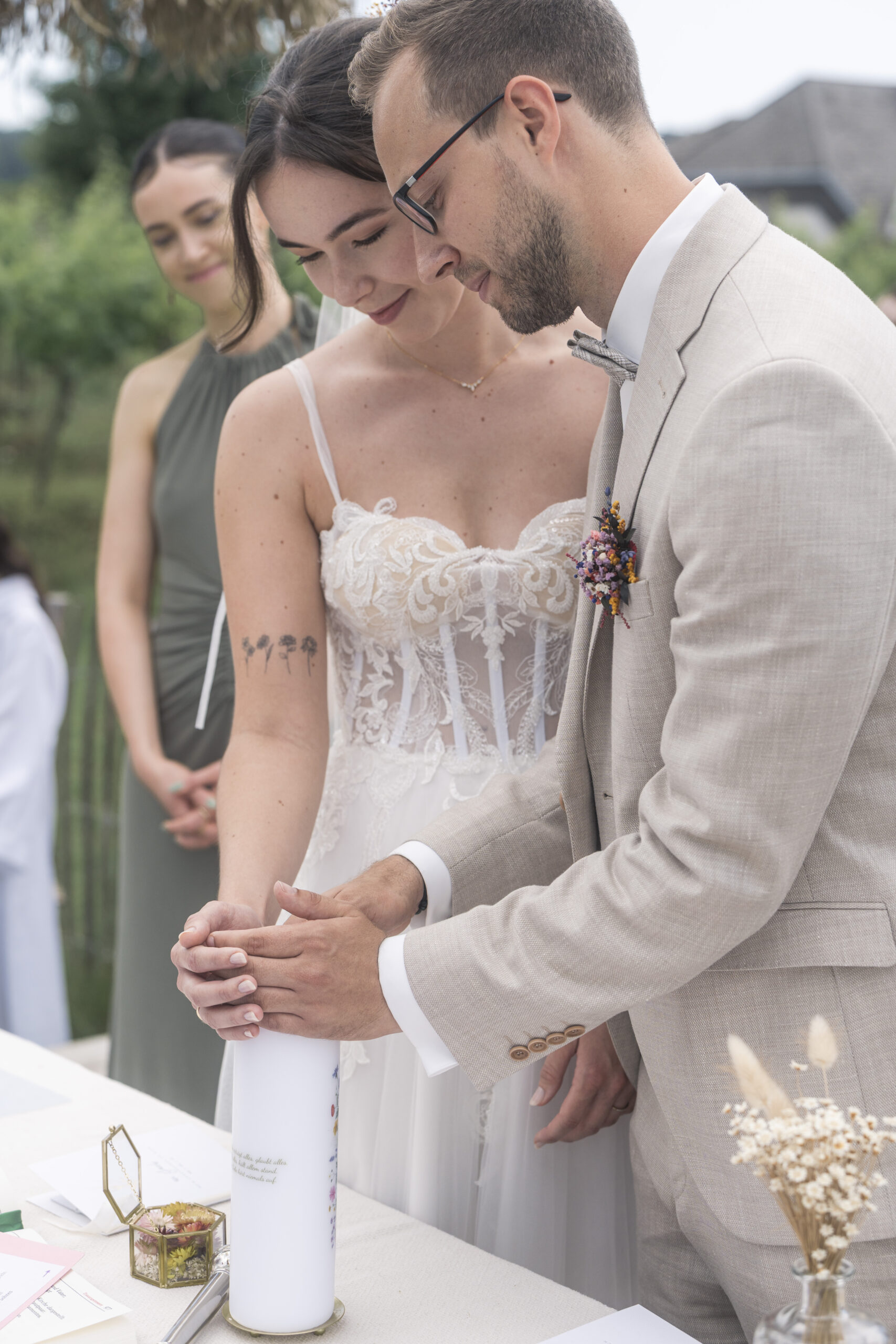 Brautpaar zündet Hochzeitskerze an