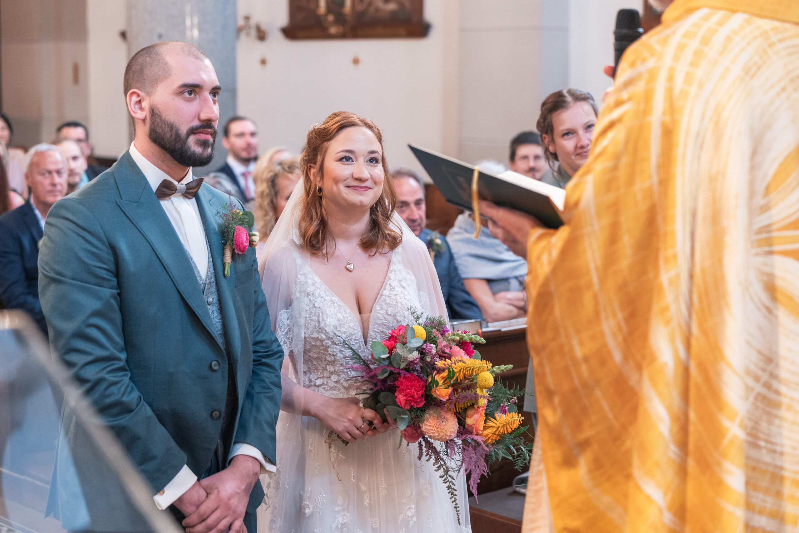 Hochzeitsfoto: Brautpaar steht in der Kir