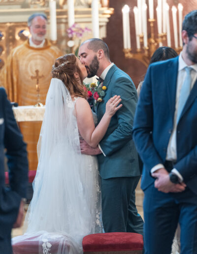 Hochzeitsfoto in der Kirche, Brautpaar küsst sich